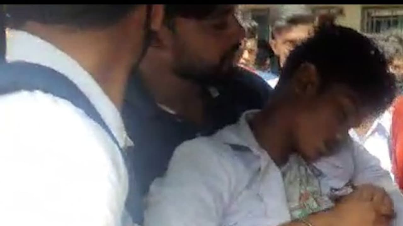 মজার ছলে সহপাঠীকে সজোরে থাপ্পড়, ক্লাসের মধ্যে মৃত্যুর কোলে ঢলে পড়ল ছাত্র মজার ছলে সহপাঠীকে সজোরে থাপ্পড়, ক্লাসের মধ্যে মৃত্যুর কোলে ঢলে পড়ল ছাত্র