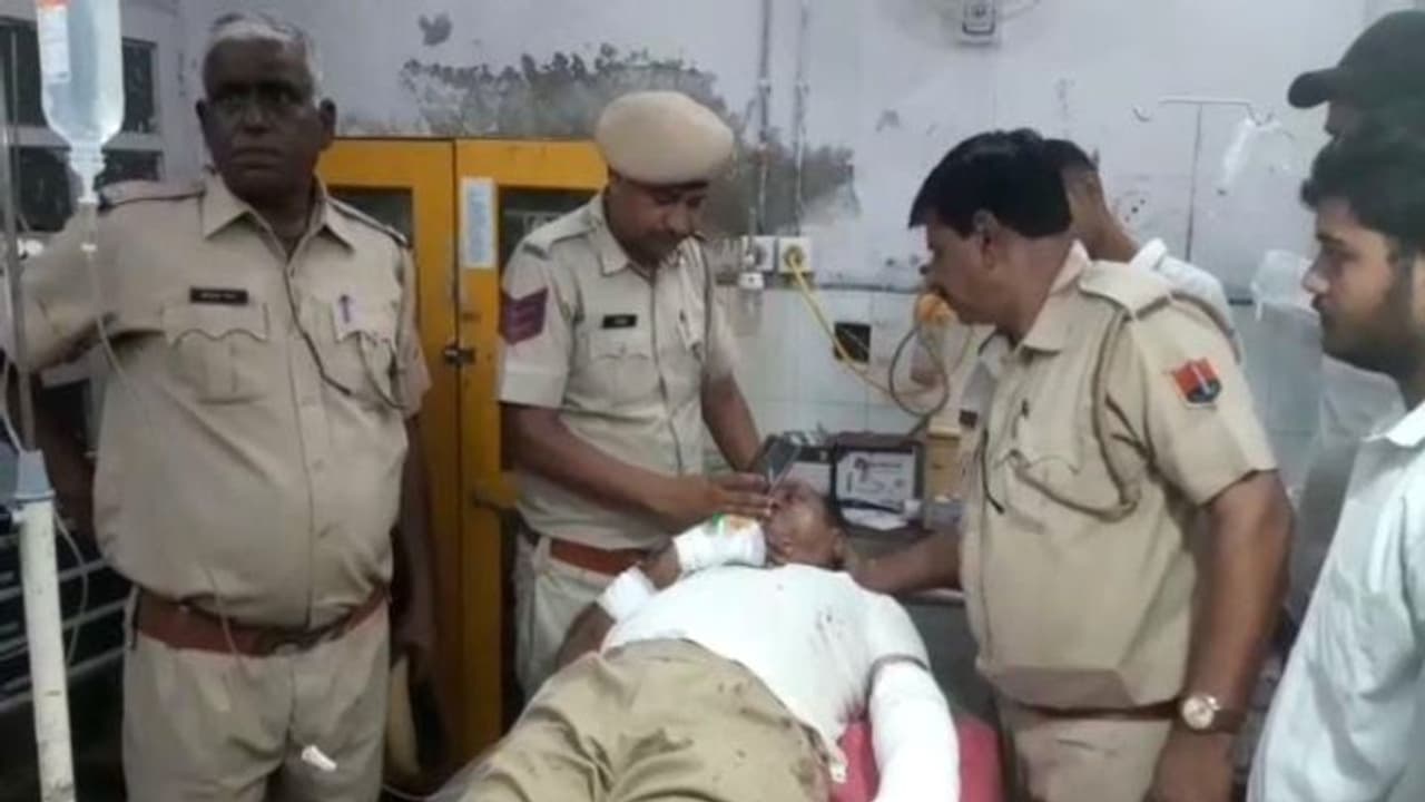 राजसमंद के भीम में पुलिसकर्मी पर हमला : बाजार खुलने के बाद चौराहे पर तैनात था हैड कांस्टेबल,बदमाश ने किया अटैक राजसमंद के भीम में पुलिसकर्मी पर हमला : बाजार खुलने के बाद चौराहे पर तैनात था हैड कांस्टेबल,बदमाश ने किया अटैक