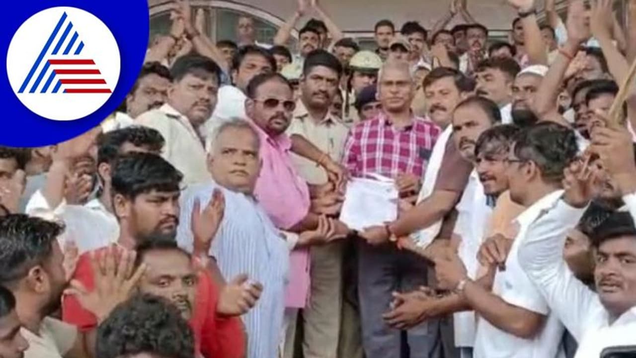 ಬಾಗಲಕೋಟೆಯಲ್ಲಿ ಯೆಲ್ಲೋ ಬೋರ್ಡ್ ವರ್ಸಸ್ ವೈಟ್ ಬೋರ್ಡ್ ಕಾರು ಚಾಲಕರ ಹೋರಾಟ ಬಾಗಲಕೋಟೆಯಲ್ಲಿ ಯೆಲ್ಲೋ ಬೋರ್ಡ್ ವರ್ಸಸ್ ವೈಟ್ ಬೋರ್ಡ್ ಕಾರು ಚಾಲಕರ ಹೋರಾಟ