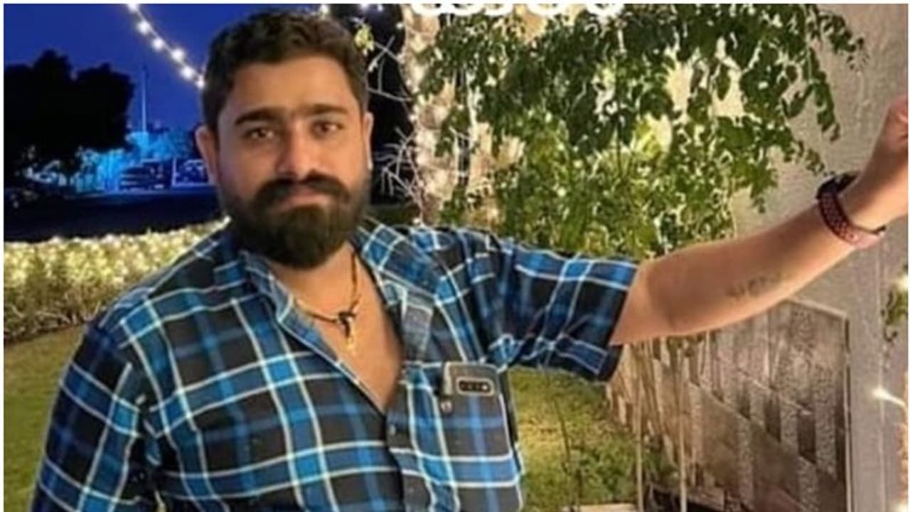 ഫുട്ബോള് കളിക്കുന്നതിനിടെ കുഴഞ്ഞുവീണ് പ്രവാസി മലയാളി മരിച്ചു ഫുട്ബോള് കളിക്കുന്നതിനിടെ കുഴഞ്ഞുവീണ് പ്രവാസി മലയാളി മരിച്ചു