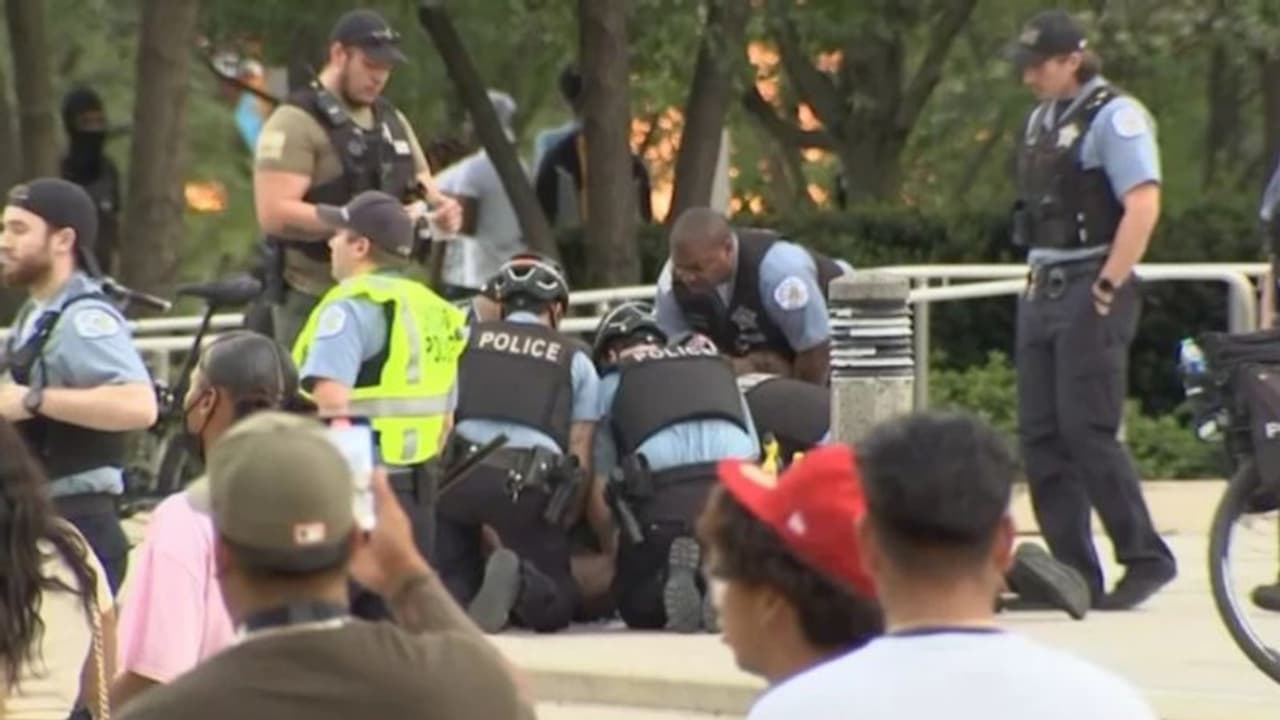 ജൂലൈ 4 പരേഡിനെതിരായ വെടിവെപ്പ്: അഞ്ച് മരണം, 16 പേർക്ക് പരിക്ക്; അക്രമിക്കായി ചിക്കാഗോയിൽ തിരച്ചിൽ ജൂലൈ 4 പരേഡിനെതിരായ വെടിവെപ്പ്: അഞ്ച് മരണം, 16 പേർക്ക് പരിക്ക്; അക്രമിക്കായി ചിക്കാഗോയിൽ തിരച്ചിൽ