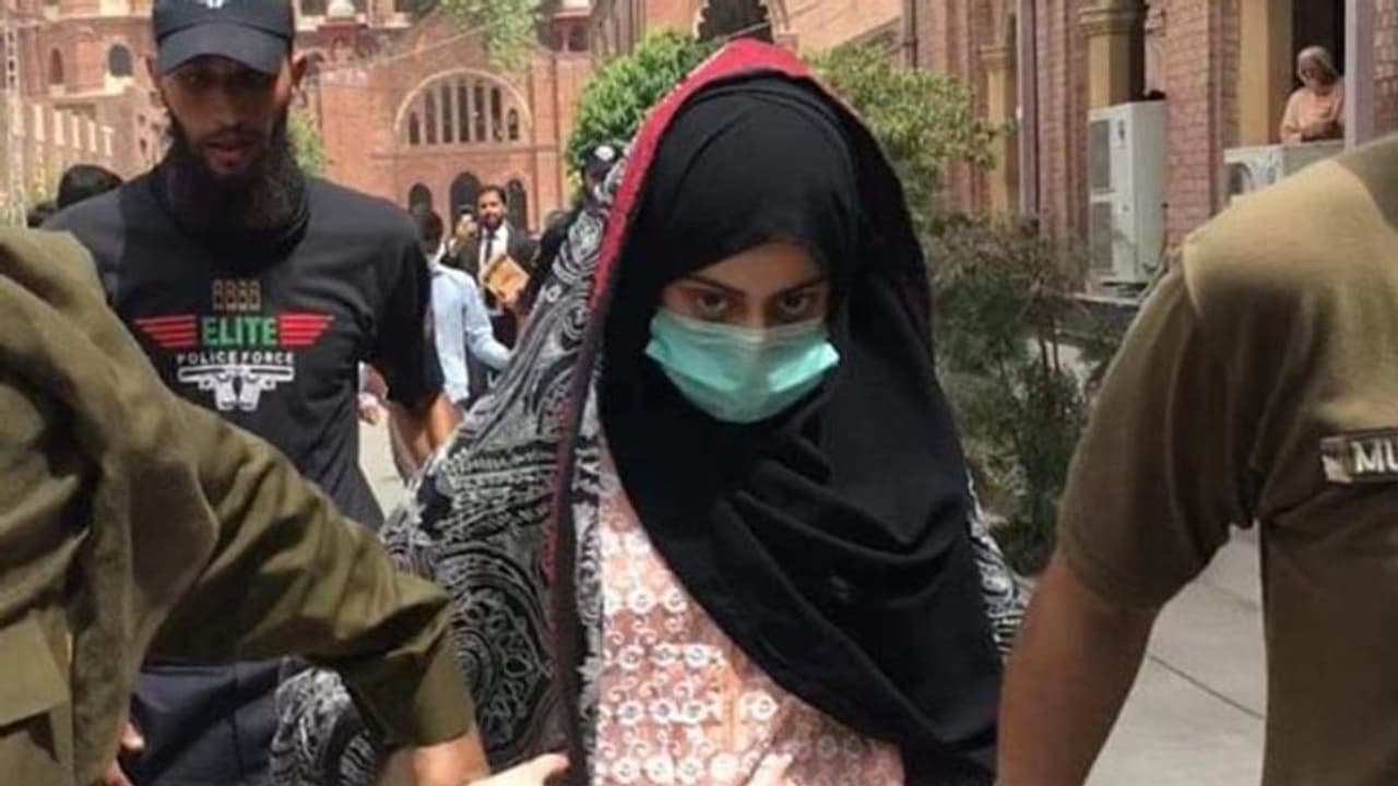 तू कितने बरस की, मैं 17 बरस की? बुर्के वाली लड़की की Love स्टोरी में नया ट्विस्ट, पिता ने खाई थी कुरान की कसम तू कितने बरस की, मैं 17 बरस की? बुर्के वाली लड़की की Love स्टोरी में नया ट्विस्ट, पिता ने खाई थी कुरान की कसम