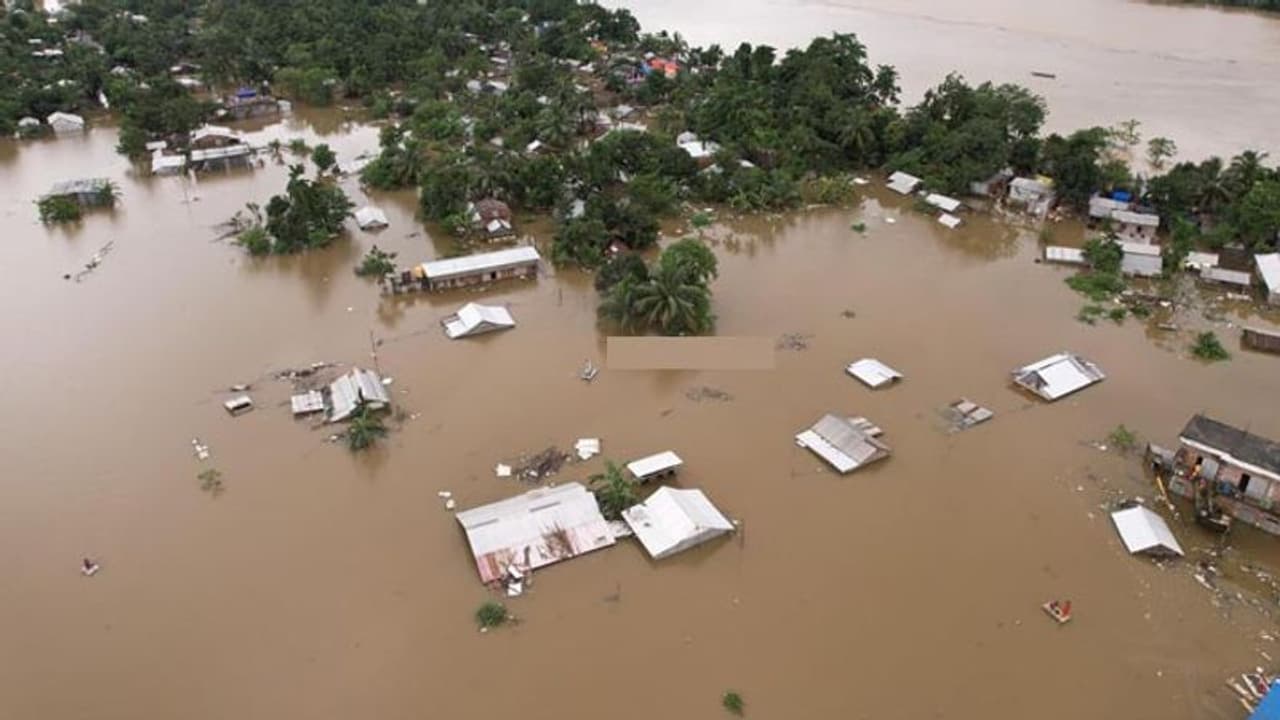 ఉత్తరాఖండ్‌లో వరద బీభత్సం: నీటిలో కొట్టుకుపోయిన 8 దుకాణాలు, ఏటీఎం.. అందులో రూ.24 లక్షలు