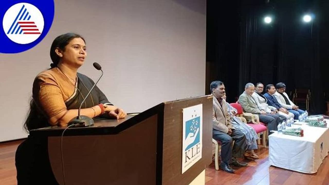 ಬೆಳಗಾವಿ: ನಾನು ಬೇರೆಯವರನ್ನು ಕುಣಿಸುತ್ತೇನೆ ಅಂದಿದ್ದೇಕೆ ಲಕ್ಷ್ಮೀ ಹೆಬ್ಬಾಳ್ಕರ್? ಬೆಳಗಾವಿ: ನಾನು ಬೇರೆಯವರನ್ನು ಕುಣಿಸುತ್ತೇನೆ ಅಂದಿದ್ದೇಕೆ ಲಕ್ಷ್ಮೀ ಹೆಬ್ಬಾಳ್ಕರ್?