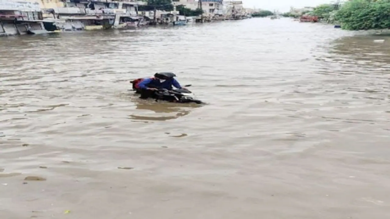 राजस्थान में बाढ़ सा नजारा: जैसलमेर में नाले उफान पर, VIDEO में देखें बाइक के साथ कैसे बहा युवक राजस्थान में बाढ़ सा नजारा: जैसलमेर में नाले उफान पर, VIDEO में देखें बाइक के साथ कैसे बहा युवक
