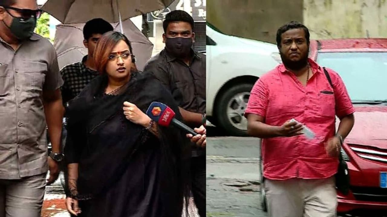 ഗൂഢാലോചന കേസ്: അറസ്റ്റിനെ ഭയക്കുന്നില്ലെന്ന് സ്വപ്ന, ചോദ്യം ചെയ്യലിന് ക്രൈംബ്രാഞ്ചിന് മുന്നിൽ ഹാജരായി ഗൂഢാലോചന കേസ്: അറസ്റ്റിനെ ഭയക്കുന്നില്ലെന്ന് സ്വപ്ന, ചോദ്യം ചെയ്യലിന് ക്രൈംബ്രാഞ്ചിന് മുന്നിൽ ഹാജരായി