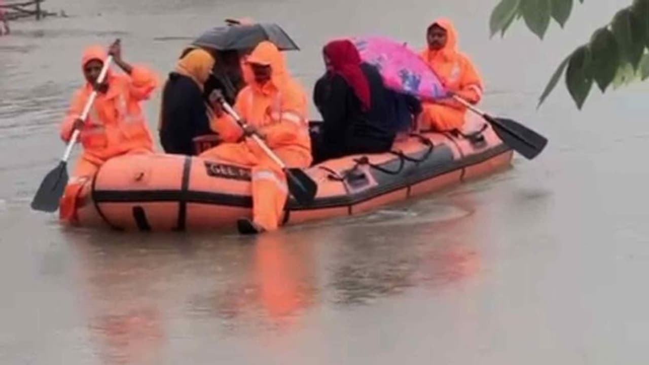 വടക്കൻ കേരളത്തിൽ മഴ ശക്തം, വീടുകൾ തകർന്നു, 6 ജില്ലകളിൽ ഓറഞ്ച് അലർട്ട്
