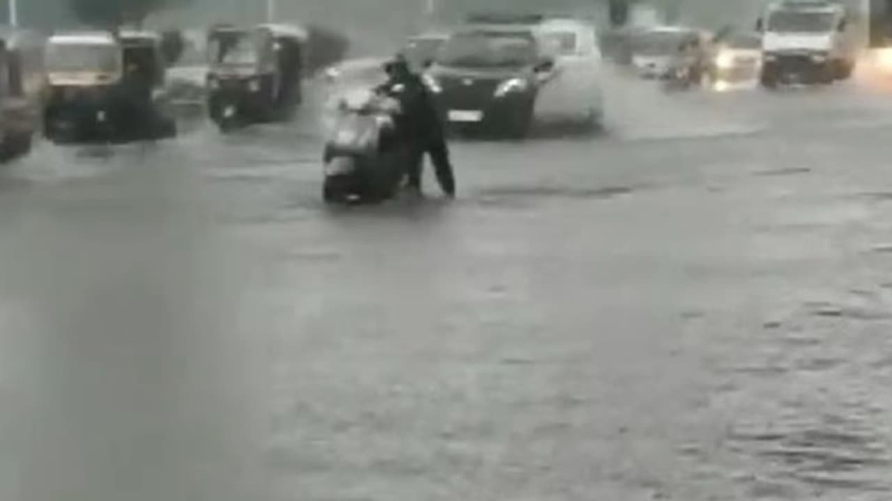 Weather Updates: మరో నాలుగు రోజులు భారీ వర్షాలు Weather Updates: మరో నాలుగు రోజులు భారీ వర్షాలు