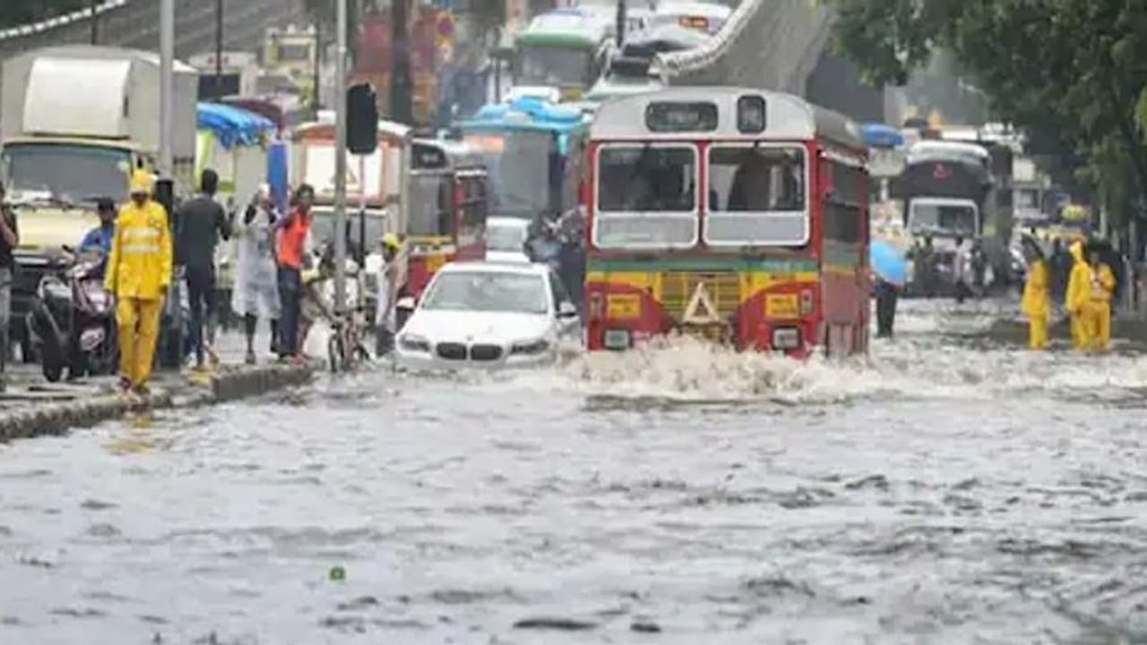 மும்பையில் 3 நாட்களுக்கு மிக கன மழை.! ஆரஞ்சு எச்சரிக்கை விடுத்துள்ள வானிலை மையம்..அவசர ஆலோசனையில் முதலமைச்சர்
