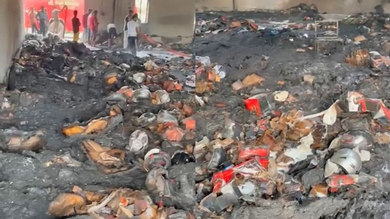 हेलमेट गोदाम में लगी भीषण आग,कारोबारी के आंखों के सामने जल गया करोड़ों का सामान, रोते हुए देखते रहा बिजनेसमैन हेलमेट गोदाम में लगी भीषण आग,कारोबारी के आंखों के सामने जल गया करोड़ों का सामान, रोते हुए देखते रहा बिजनेसमैन