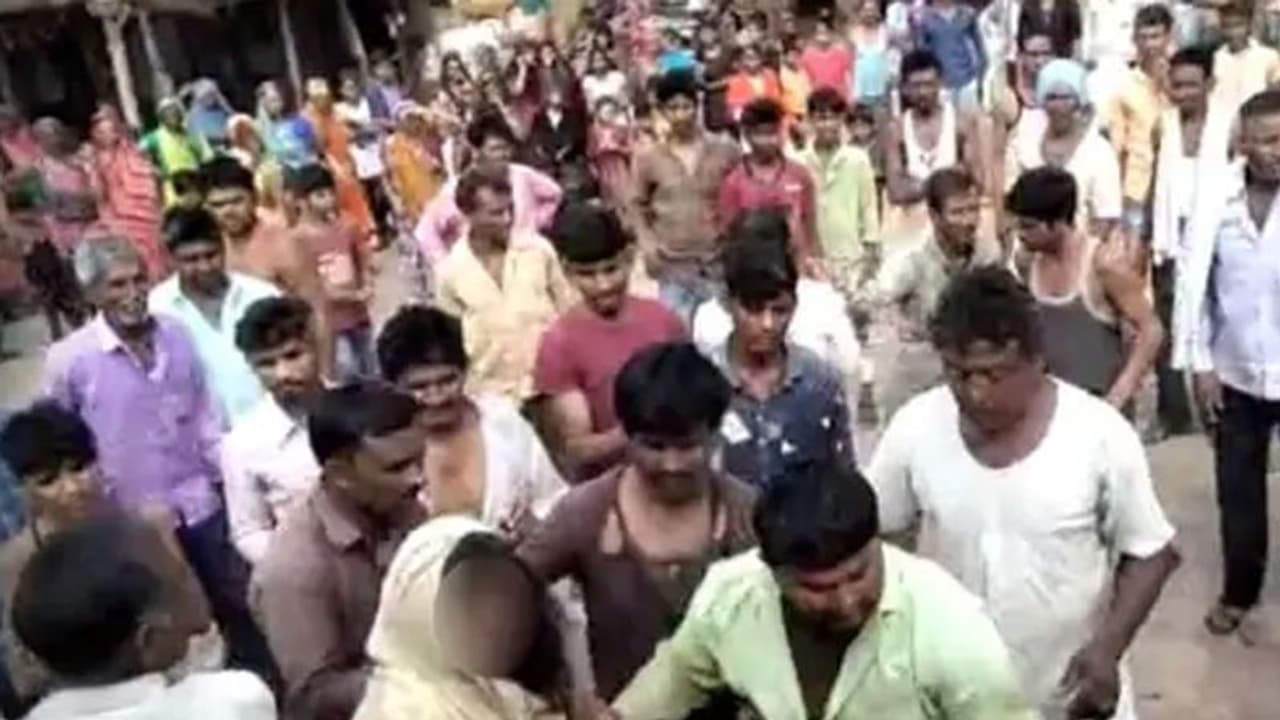 मप्र के देवास में पत्नी को पीटा जूतों की माला पहनाई और कंधे पर बैठा पति ने गांव में निकाला जुलूस, जानें क्यों मप्र के देवास में पत्नी को पीटा जूतों की माला पहनाई और कंधे पर बैठा पति ने गांव में निकाला जुलूस, जानें क्यों