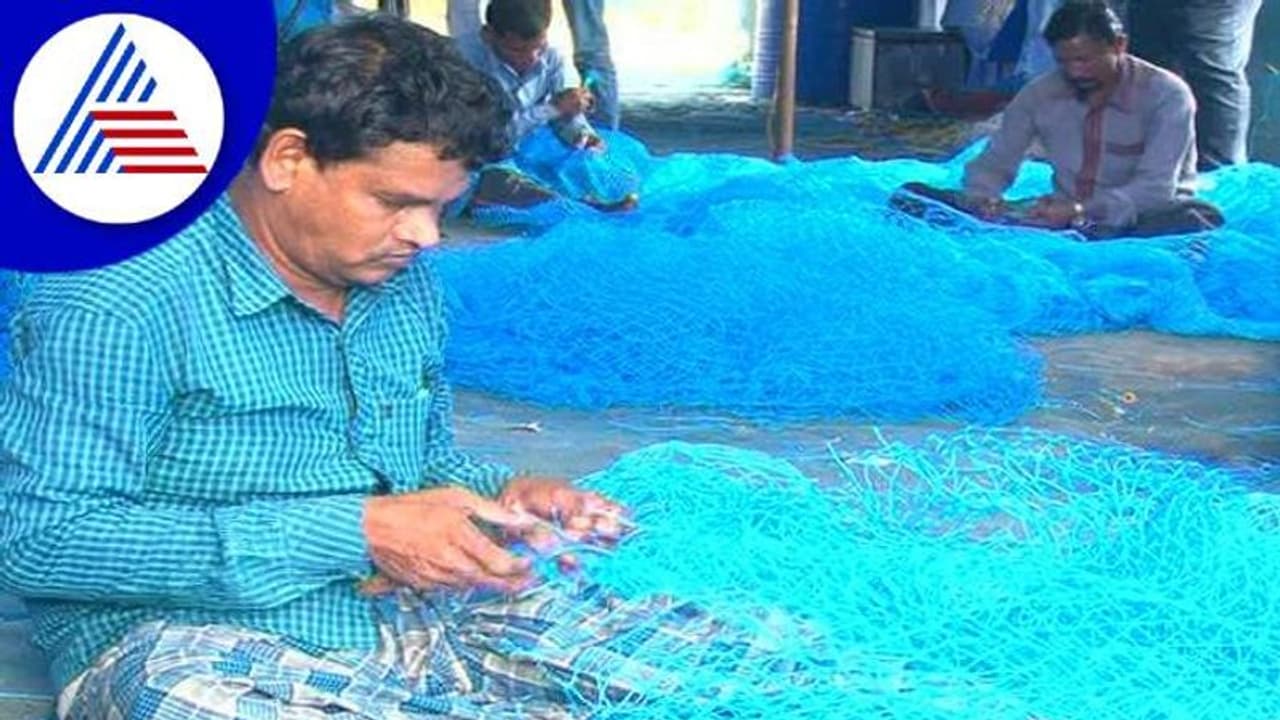 ಉಡುಪಿ: ಬಣ್ಣದ ಬಲೆಗಳೇ ಮೀನುಗಾರರಿಗೆ ಮಳೆಗಾಲದ ಬದುಕು..! ಉಡುಪಿ: ಬಣ್ಣದ ಬಲೆಗಳೇ ಮೀನುಗಾರರಿಗೆ ಮಳೆಗಾಲದ ಬದುಕು..!