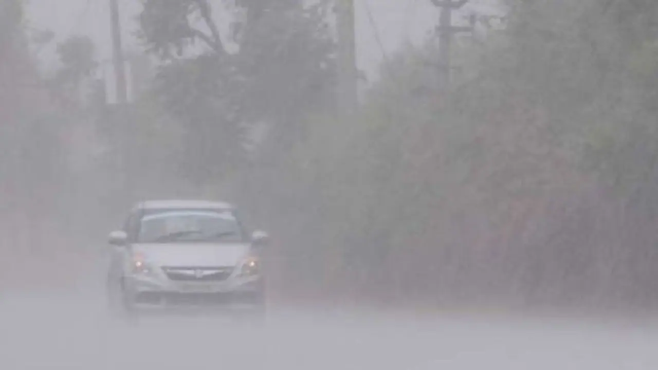 హైదరాబాద్ జలమయం, పలు ప్రాంతాల్లో భారీ వర్షం...తెలంగాణలో మరో వారం రోజులూ ఇంతే... హైదరాబాద్ జలమయం, పలు ప్రాంతాల్లో భారీ వర్షం...తెలంగాణలో మరో వారం రోజులూ ఇంతే...