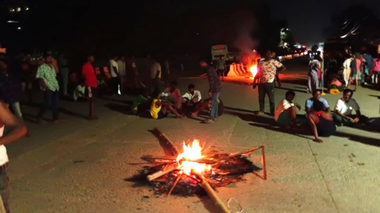 अड्डेबाजी कर रहे युवकों को पुलिस ने खदेड़ा, भगदड़ में कुएं में गिरने से एक कि मौत, ग्रामीणों ने सड़क किया जाम अड्डेबाजी कर रहे युवकों को पुलिस ने खदेड़ा, भगदड़ में कुएं में गिरने से एक कि मौत, ग्रामीणों ने सड़क किया जाम