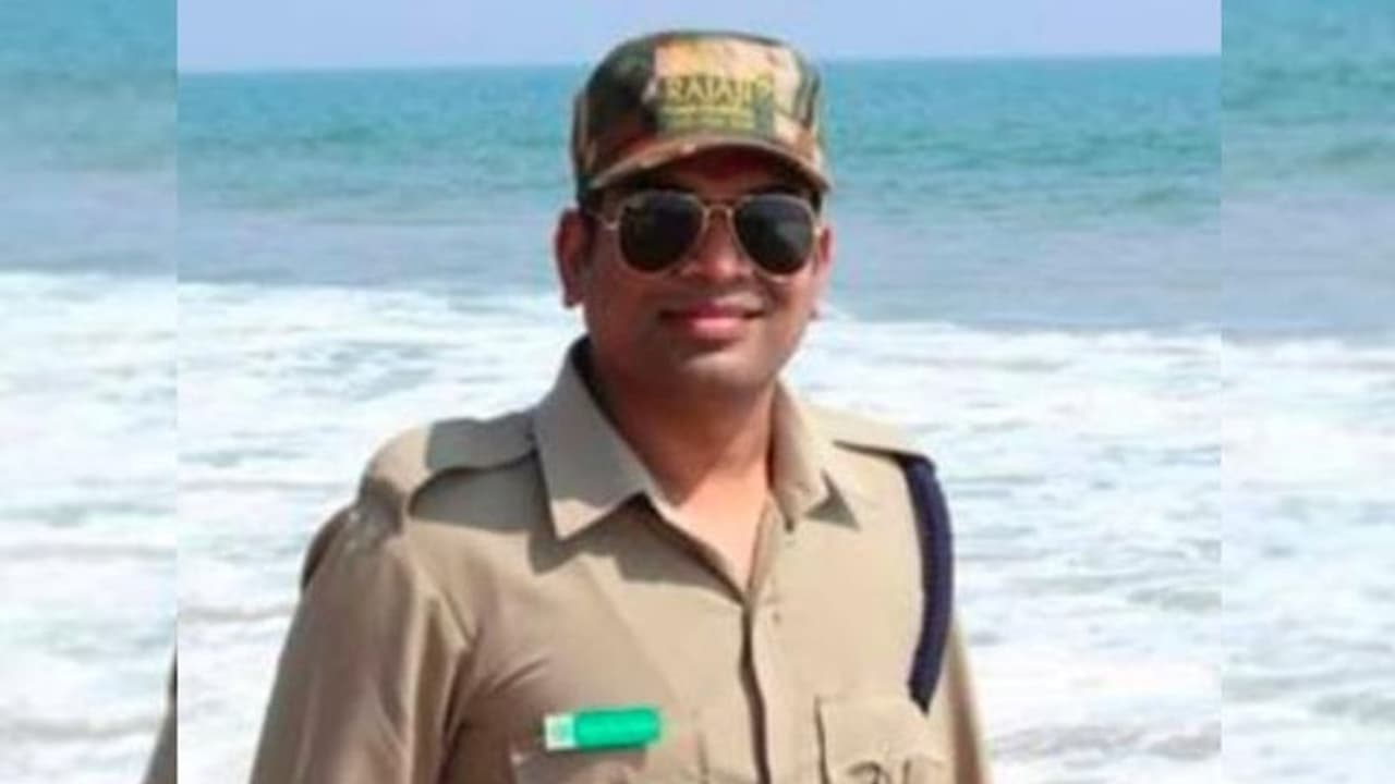 झारखंड़ में IAS अफसर गिरफ्तार, IIT की छात्रा ने कहा पार्टी में बुलाकर न सिर्फ अश्लील बातें की बल्कि टच भी किया झारखंड़ में IAS अफसर गिरफ्तार, IIT की छात्रा ने कहा पार्टी में बुलाकर न सिर्फ अश्लील बातें की बल्कि टच भी किया