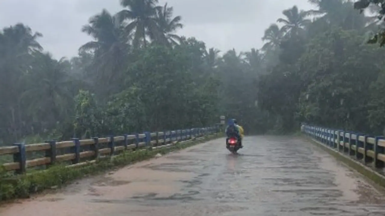 নিম্নচাপের জেরে কলকাতা ও দক্ষিণবঙ্গে কাটতে পারে বৃষ্টির খরা, সঙ্গে বইবে ঝোড়ো হাওয়া 