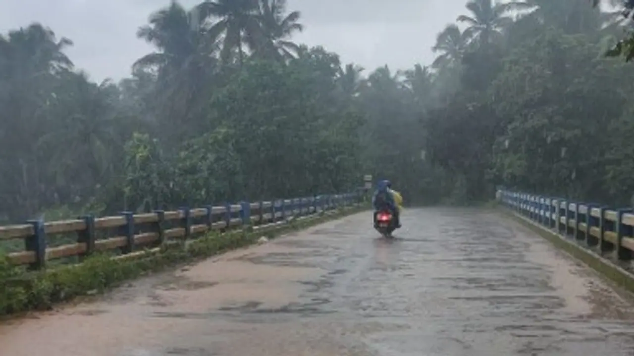 ಕರ್ನಾಟಕದಲ್ಲಿ 24 ಗಂಟೆಗಳಲ್ಲಿ ವಾಡಿಕೆಗಿಂತ ಹೆಚ್ಚು ಸುರಿದ ಮಳೆ ಕರ್ನಾಟಕದಲ್ಲಿ 24 ಗಂಟೆಗಳಲ್ಲಿ ವಾಡಿಕೆಗಿಂತ ಹೆಚ್ಚು ಸುರಿದ ಮಳೆ