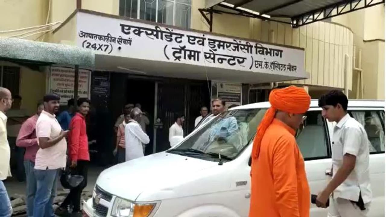 राजस्थान में सांसद ने दिखाई दरियादिली, हाईवे पर मिले घायल शिक्षक को अपनी गाड़ी में बेठाकर पहुंचाया अस्पताल राजस्थान में सांसद ने दिखाई दरियादिली, हाईवे पर मिले घायल शिक्षक को अपनी गाड़ी में बेठाकर पहुंचाया अस्पताल