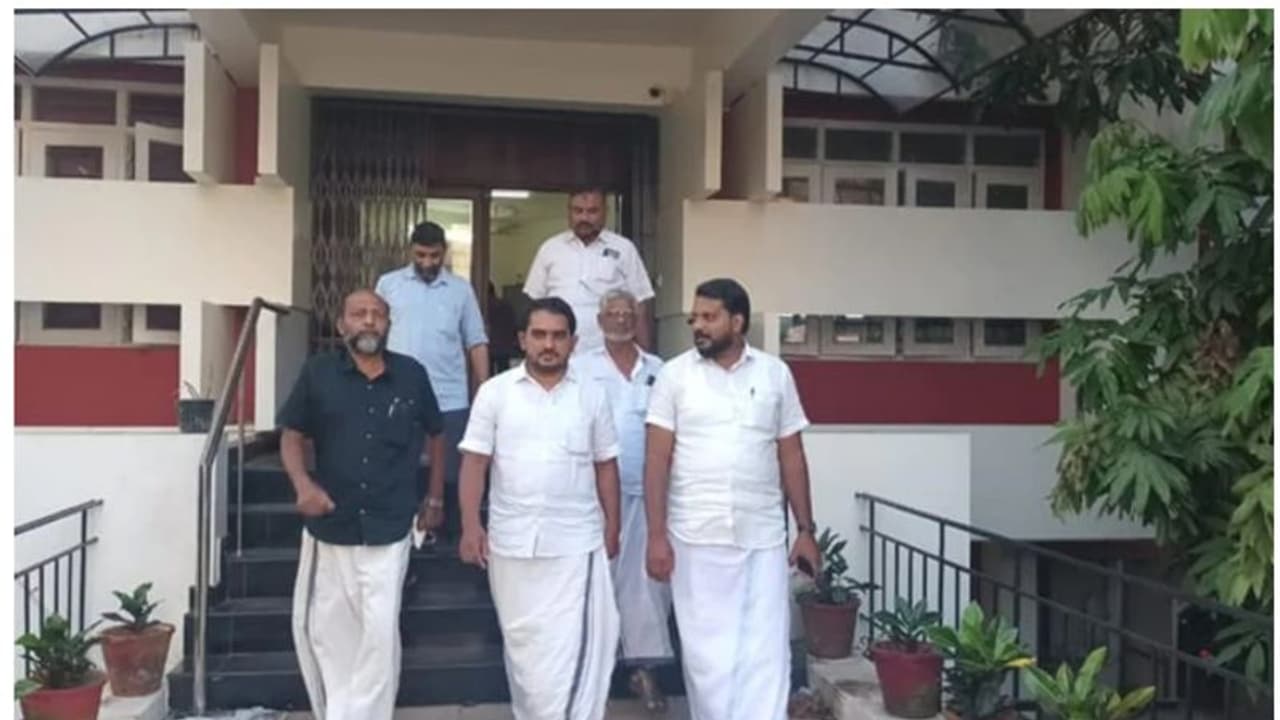 'ഇറക്കി വിട്ടിട്ടില്ല'; എകെജി സെന്റ‍ര്‍ സന്ദ‍ര്‍ശനത്തിൽ മുഖ്യമന്ത്രിയെ തള്ളി എസ്ഡിപിഐ