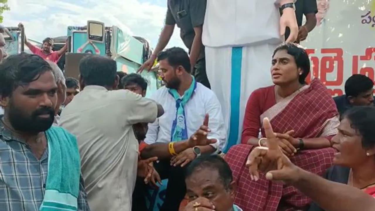 ప్రజా ప్రస్థానం పాదయాత్ర.. వైఎస్ఆర్టీపీ నేతపై టీఆర్ఎస్ కార్యకర్తల దాడి, చర్యలకు షర్మిల డిమాండ్ ప్రజా ప్రస్థానం పాదయాత్ర.. వైఎస్ఆర్టీపీ నేతపై టీఆర్ఎస్ కార్యకర్తల దాడి, చర్యలకు షర్మిల డిమాండ్