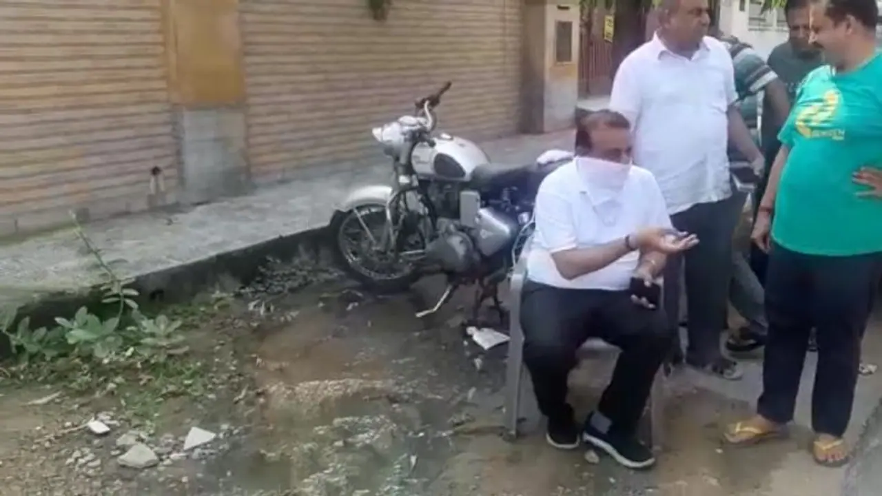 पार्षद का सत्याग्रह देखकर छूट गए निगम अफसरों के पसीने, कई दिनों से गंदे पड़े सीवरेज को चंद घंटों में किया साफ पार्षद का सत्याग्रह देखकर छूट गए निगम अफसरों के पसीने, कई दिनों से गंदे पड़े सीवरेज को चंद घंटों में किया साफ