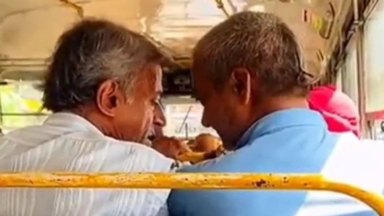 एक कुर्सी पर बैठे थे दो बुजुर्ग, छोटी सी बात पर लड़ पड़े, पौने 7 लाख लोगों ने देखा वीडियो एक कुर्सी पर बैठे थे दो बुजुर्ग, छोटी सी बात पर लड़ पड़े, पौने 7 लाख लोगों ने देखा वीडियो