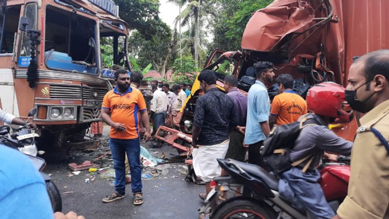 ഹരിപ്പാട് ലോറികൾ കൂട്ടിയിടിച്ചു, ഡ്രൈവർ കുടുങ്ങി, ഫയർഫോഴ്സും നാട്ടുകാരും പുറത്തെത്തിച്ചു, രണ്ടുപേർക്ക് പരിക്ക്