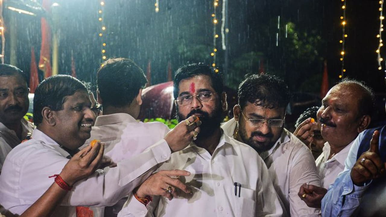 शिवसेना के 12 सांसद लोकसभा में बनाएंगे अलग गुट, राहुल शेवाले सदन के नेता, शिंदे गुट की कार्यकारिणी में फैसला शिवसेना के 12 सांसद लोकसभा में बनाएंगे अलग गुट, राहुल शेवाले सदन के नेता, शिंदे गुट की कार्यकारिणी में फैसला