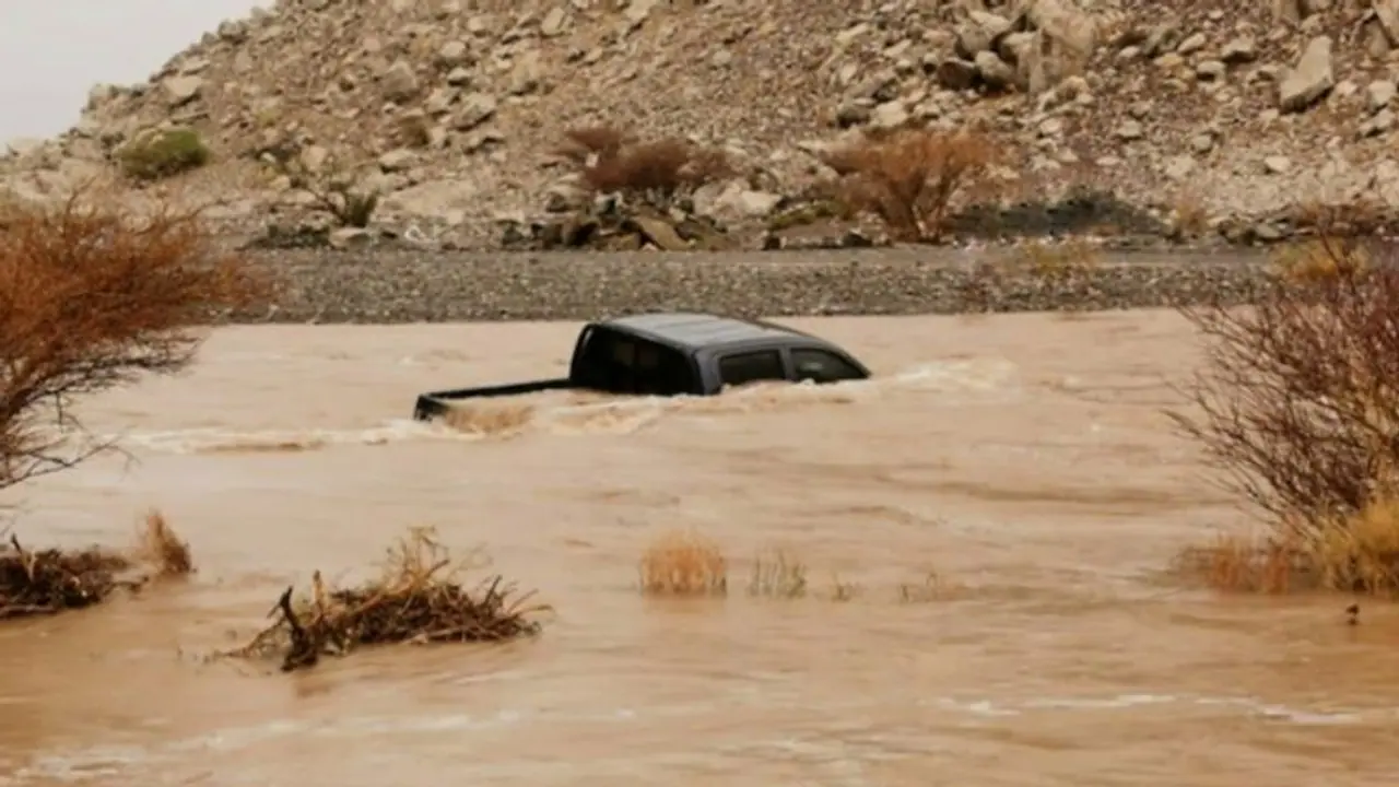 ഒമാനില്‍ വെള്ളക്കെട്ടില്‍ കാറിനുള്ളില്‍ കുടുങ്ങിയ നാല് പേരെ രക്ഷിച്ചു