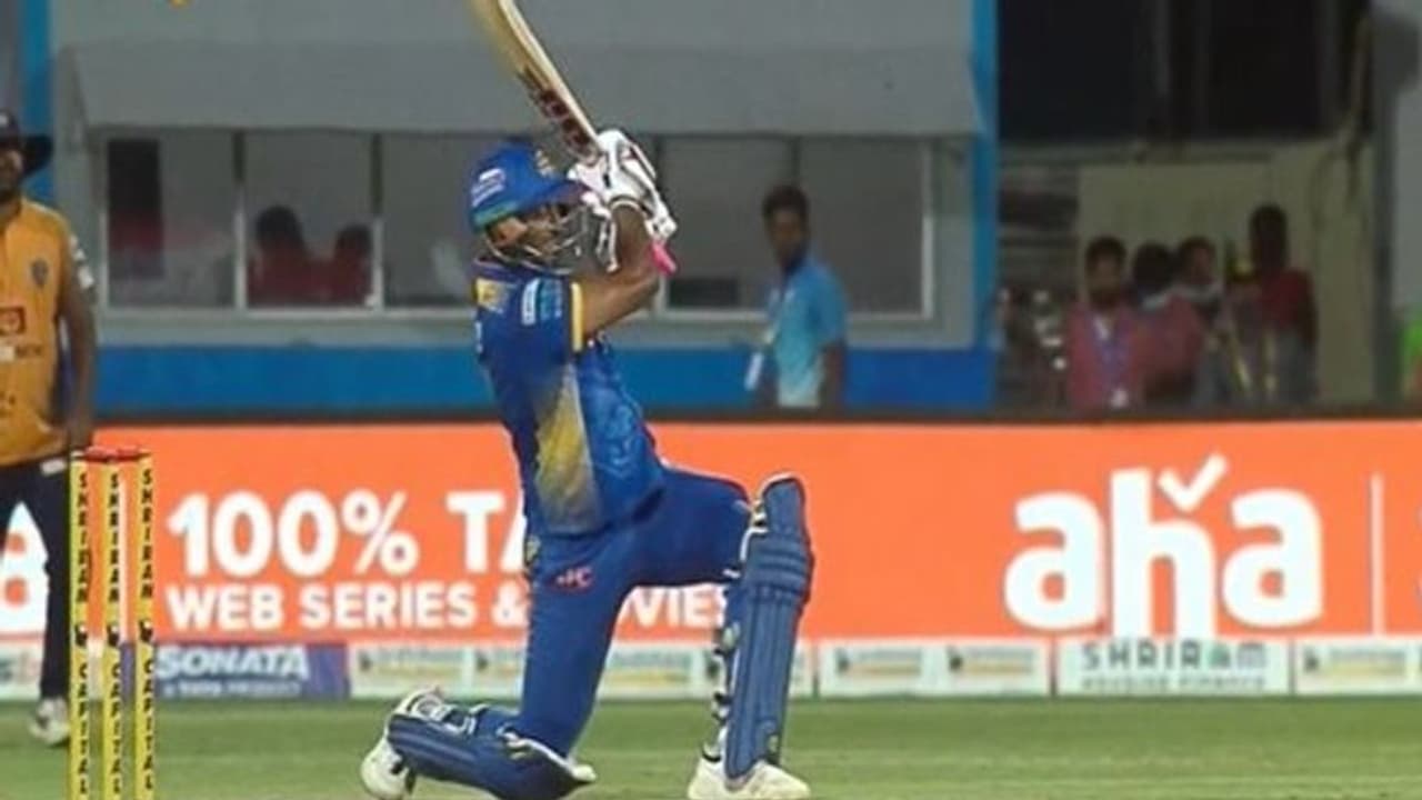 TNPL 2022: அருண் கார்த்திக் பொறுப்பான பேட்டிங்.. குறைவான ரன் அடித்த மதுரை.. ஆனால் கோவைக்கு இதுவே கடின இலக்கு TNPL 2022: அருண் கார்த்திக் பொறுப்பான பேட்டிங்.. குறைவான ரன் அடித்த மதுரை.. ஆனால் கோவைக்கு இதுவே கடின இலக்கு