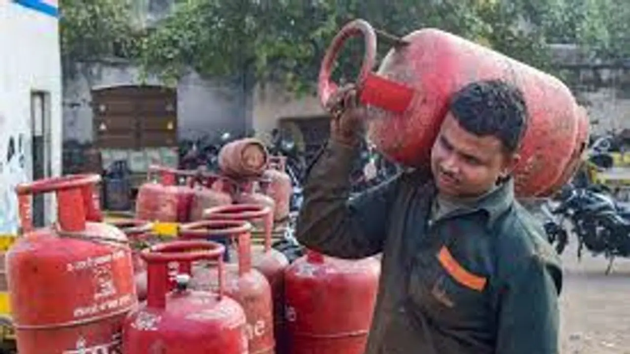 LPG Gas Price: கலக்கத்தில் நடுத்தர மக்கள்.. வீட்டு உபயோக கேஸ் சிலிண்டர் விலை உயர்வு..எவ்வளவு தெரியுமா? LPG Gas Price: கலக்கத்தில் நடுத்தர மக்கள்.. வீட்டு உபயோக கேஸ் சிலிண்டர் விலை உயர்வு..எவ்வளவு தெரியுமா?