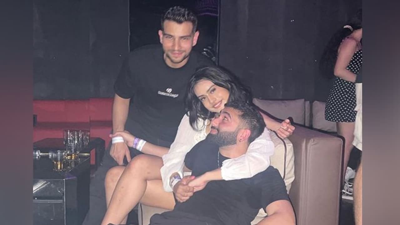 आखिर कौन है ये शख्स जिसे बाहों में लिए नजर आ रही अजय देवगन की बेटी, यहां मना रही छुट्टियांं आखिर कौन है ये शख्स जिसे बाहों में लिए नजर आ रही अजय देवगन की बेटी, यहां मना रही छुट्टियांं