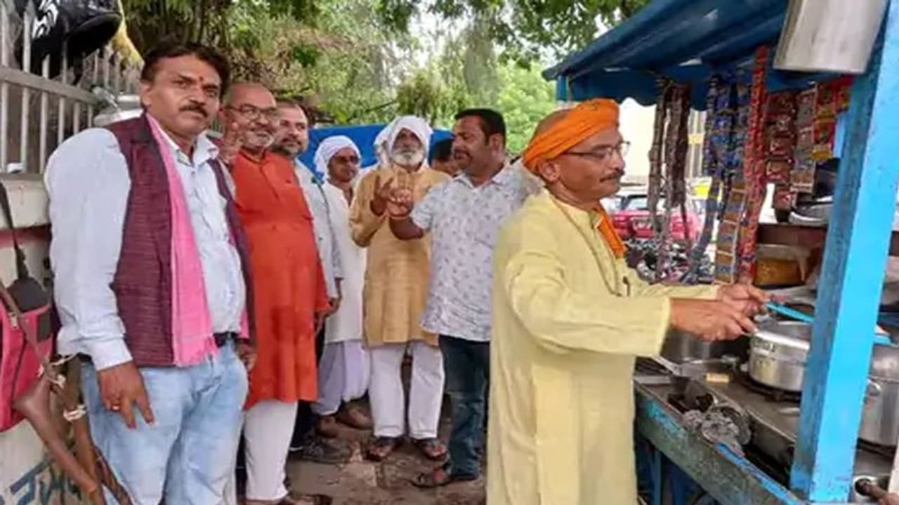 चायवाले ने रात में देखा सपना, सुबह से उठकर शुरू कर दिया ये काम, कहा हनुमान जी ने दिया है आदेश चायवाले ने रात में देखा सपना, सुबह से उठकर शुरू कर दिया ये काम, कहा हनुमान जी ने दिया है आदेश