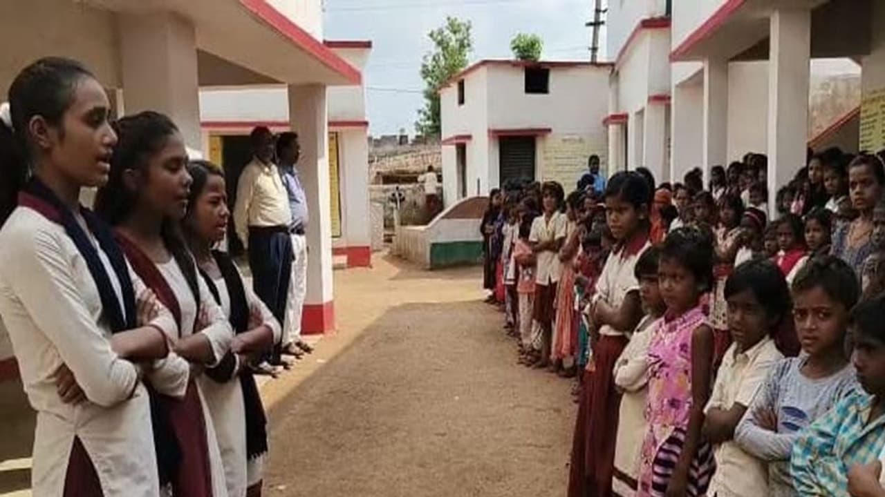 झारखंड के इस स्कूल में हाथ बांधकर बच्चे करते हैं प्रार्थना, जानें क्या है इसके पीछे की वजह