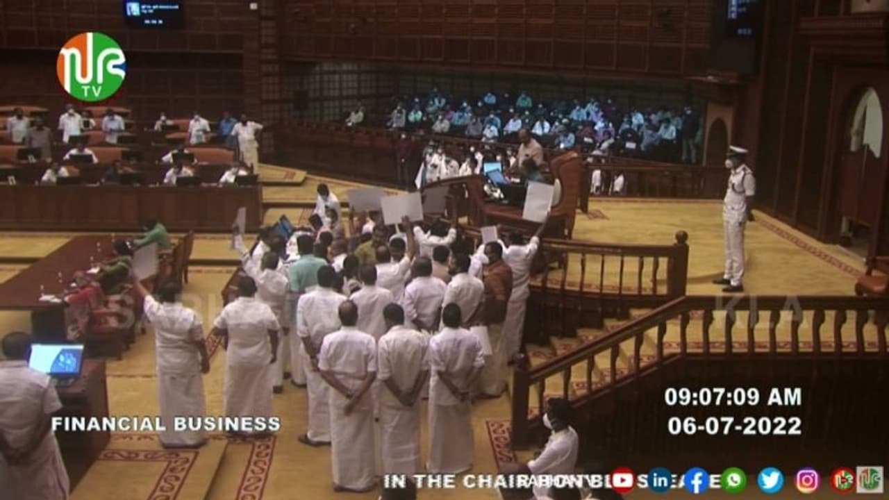 മന്ത്രി സജി ചെറിയാന്റെ രാജി; അസാധാരണ നടപടിയുമായി നിയമസഭ, ചോദ്യോത്തര വേള പൂർത്തിയാക്കാതെ പിരിഞ്ഞു മന്ത്രി സജി ചെറിയാന്റെ രാജി; അസാധാരണ നടപടിയുമായി നിയമസഭ, ചോദ്യോത്തര വേള പൂർത്തിയാക്കാതെ പിരിഞ്ഞു