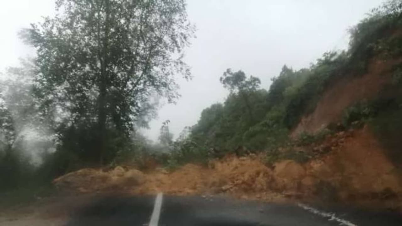 മൂന്നാറിൽ കാറ്റും മഴയും തുടരുന്നു, മണ്ണിടിഞ്ഞ് വീണ് കൊച്ചി ധനുഷ്കോടി ദേശീയപാതയിൽ ഗതാഗത തടസ്സം മൂന്നാറിൽ കാറ്റും മഴയും തുടരുന്നു, മണ്ണിടിഞ്ഞ് വീണ് കൊച്ചി ധനുഷ്കോടി ദേശീയപാതയിൽ ഗതാഗത തടസ്സം