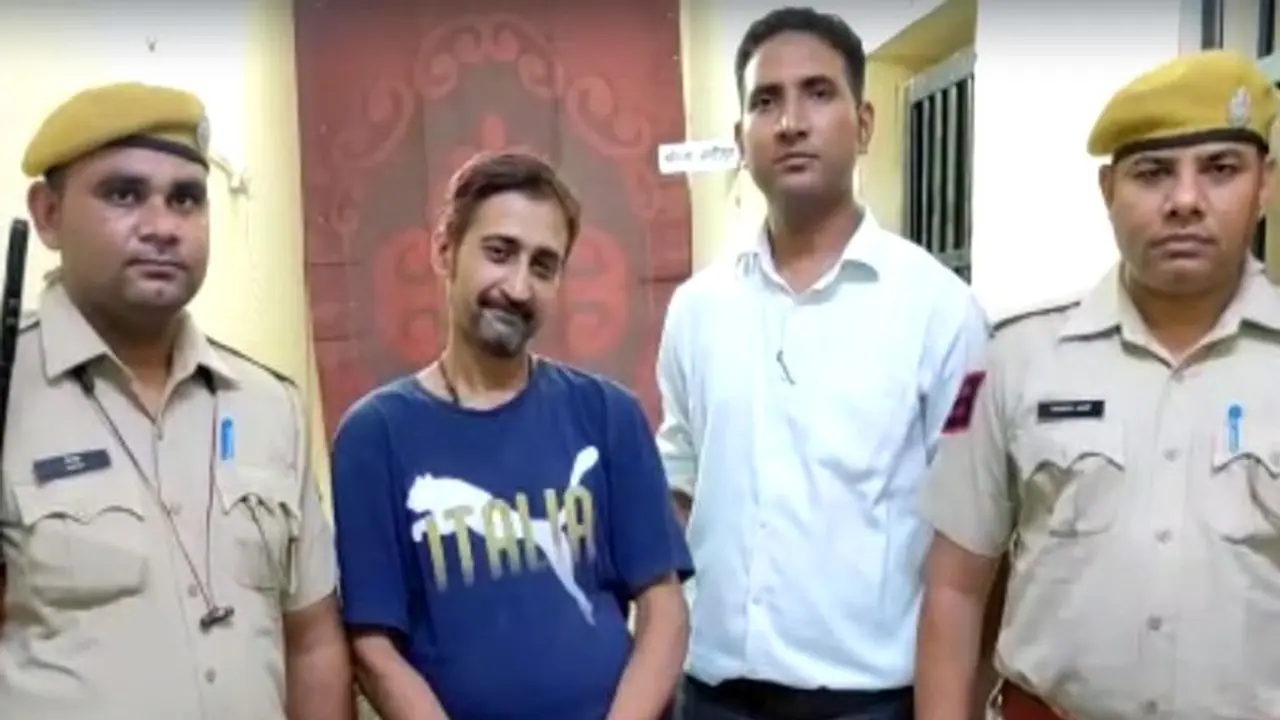 Nupur Sharma Controversy: गिरफ्तारी के बाद भी हंस रहा था आरोपी, पुलिस के सामने दे रहा था पोज Nupur Sharma Controversy: गिरफ्तारी के बाद भी हंस रहा था आरोपी, पुलिस के सामने दे रहा था पोज