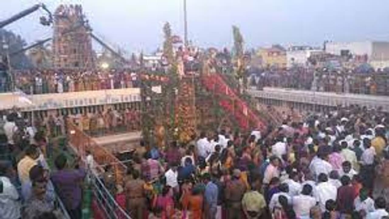 சமயபுரம் மாரியம்மன் கோவில் கும்பாபிஷேக விழா.. அலைமோதிய பக்தர்கள் கூட்டம்.. சமயபுரம் மாரியம்மன் கோவில் கும்பாபிஷேக விழா.. அலைமோதிய பக்தர்கள் கூட்டம்..