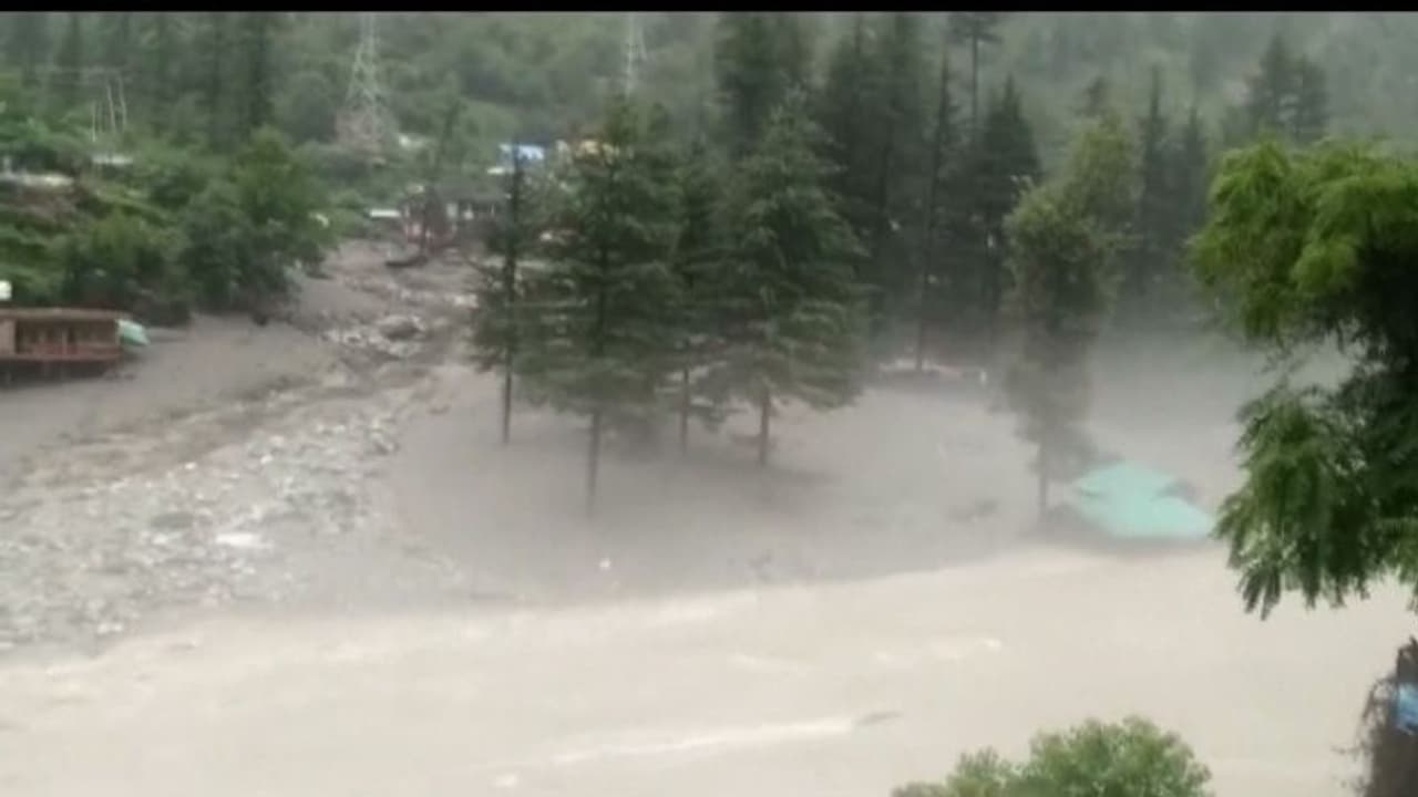 കുളുവിൽ മേഘവിസ്ഫോടനം, മിന്നൽ പ്രളയത്തിൽ 6 പേരെ കാണാതായി കുളുവിൽ മേഘവിസ്ഫോടനം, മിന്നൽ പ്രളയത്തിൽ 6 പേരെ കാണാതായി