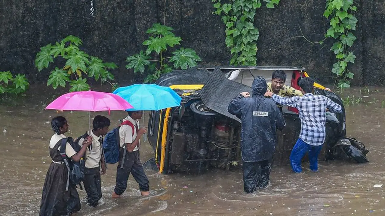 6 ತಾಸಲ್ಲಿ 30 ಸೆಂ.ಮೀ. ಮಳೆಗೆ ಮುಂಬೈ ತತ್ತರ: ರೈಲು ಸ್ಥಗಿತಗೊಂಡು ಹಳಿ ಮೇಲೆ 2 ಕಿ.ಮೀ. ನಡೆದ ಸಚಿವ 6 ತಾಸಲ್ಲಿ 30 ಸೆಂ.ಮೀ. ಮಳೆಗೆ ಮುಂಬೈ ತತ್ತರ: ರೈಲು ಸ್ಥಗಿತಗೊಂಡು ಹಳಿ ಮೇಲೆ 2 ಕಿ.ಮೀ. ನಡೆದ ಸಚಿವ