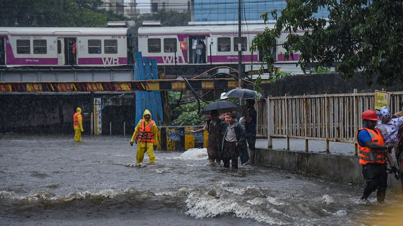 Heavy rains: ముంబయిలో భారీ వర్షాలు.. నాగ్పూర్, వార్దాలకు ఆరెంజ్ అలర్ట్ జారీ Heavy rains: ముంబయిలో భారీ వర్షాలు.. నాగ్పూర్, వార్దాలకు ఆరెంజ్ అలర్ట్ జారీ