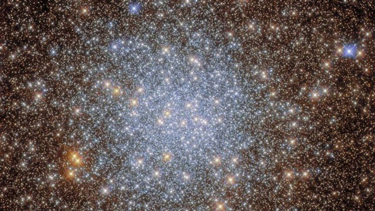 മിന്നിത്തിളങ്ങുന്ന നക്ഷത്രക്കൂട്ടങ്ങളുമായി ഗ്ലോബുലാർ ക്ലസ്റ്റർ; ഫോട്ടോ പുറത്തുവിട്ട് നാസ 