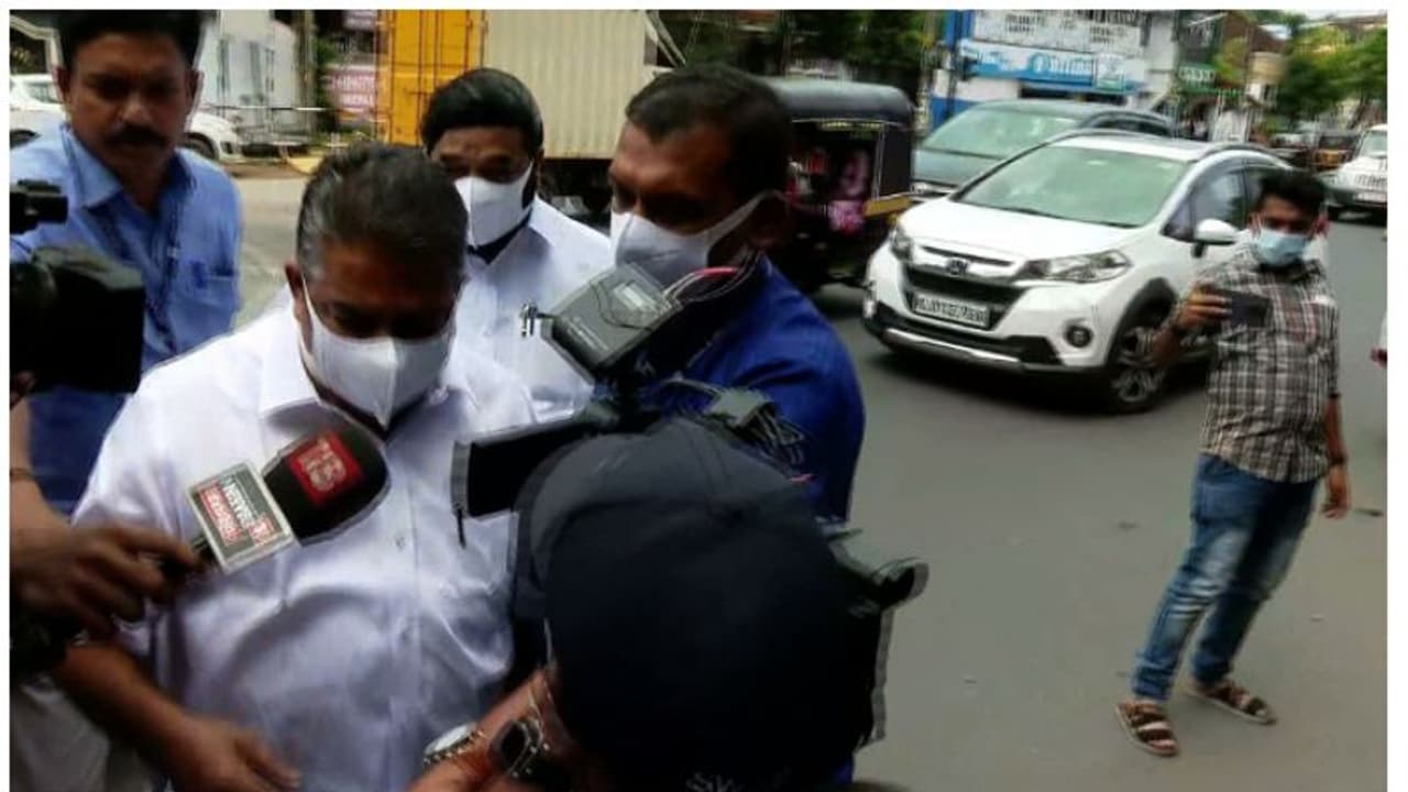 സജി ചെറിയാന്റെ ഭാവി എന്ത് ? വിഷയം ചർച്ച ചെയ്യാൻ ചേർന്ന പാർട്ടി യോഗത്തിലേക്ക് മന്ത്രിയെ വിളിച്ചുവരുത്തി സജി ചെറിയാന്റെ ഭാവി എന്ത് ? വിഷയം ചർച്ച ചെയ്യാൻ ചേർന്ന പാർട്ടി യോഗത്തിലേക്ക് മന്ത്രിയെ വിളിച്ചുവരുത്തി