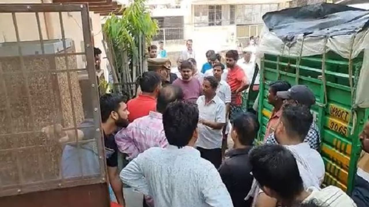 आगरा सामूहिक आत्महत्या: 15 साल पहले किया था प्रेम विवाह, घर में फंदे से लटकता मिला पति पत्नी और बेटी का शव आगरा सामूहिक आत्महत्या: 15 साल पहले किया था प्रेम विवाह, घर में फंदे से लटकता मिला पति पत्नी और बेटी का शव