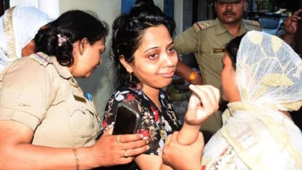 कानपुर डबल मर्डर: गोद ली बेटी ने प्रेमी के साथ मिलकर मां बाप को उतारा था मौत के घाट, वजह जानकर सभी हैरान कानपुर डबल मर्डर: गोद ली बेटी ने प्रेमी के साथ मिलकर मां बाप को उतारा था मौत के घाट, वजह जानकर सभी हैरान