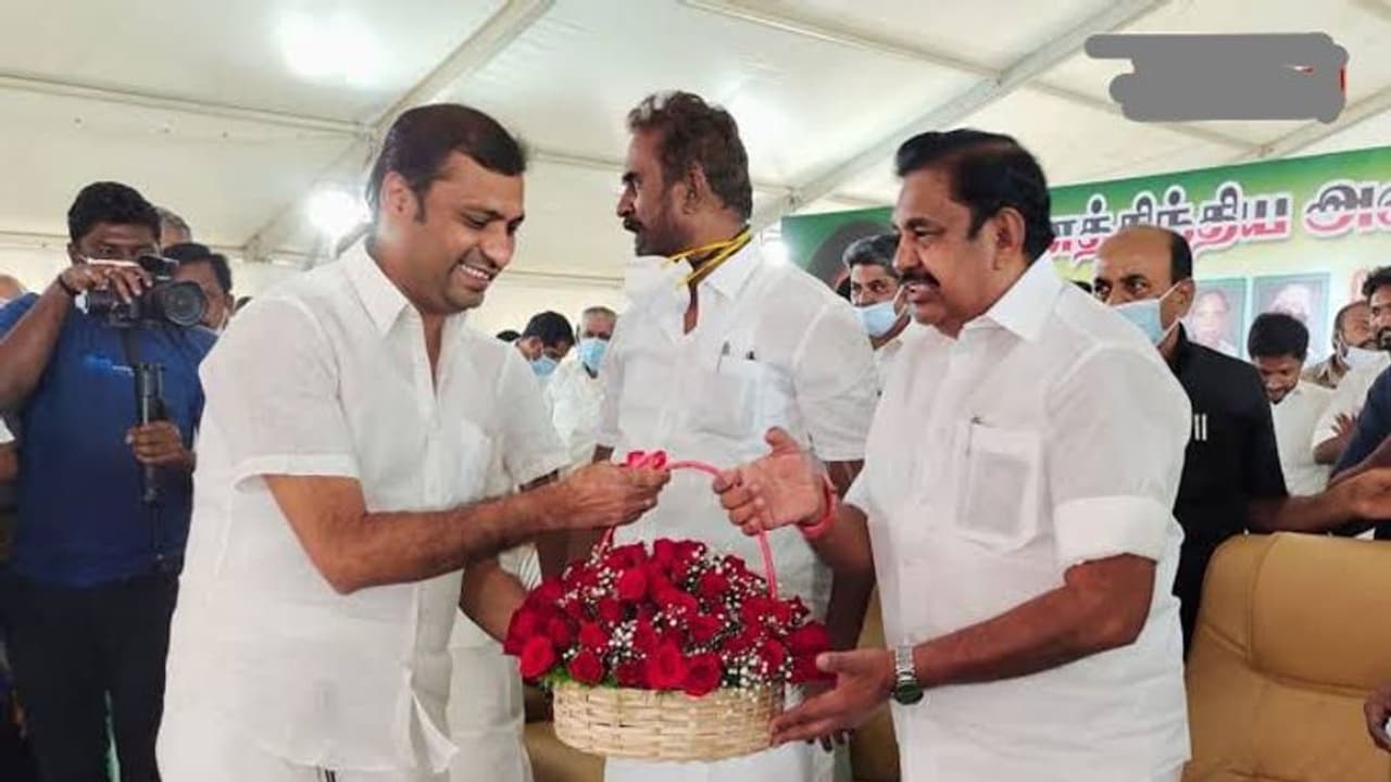 எஸ்.பி வேலுமணியின் வலது கரம் சந்திரசேகர் வீட்டில் வருமான வரித்துறை ரெய்டு..! அலறும் இபிஎஸ் எஸ்.பி வேலுமணியின் வலது கரம் சந்திரசேகர் வீட்டில் வருமான வரித்துறை ரெய்டு..! அலறும் இபிஎஸ்