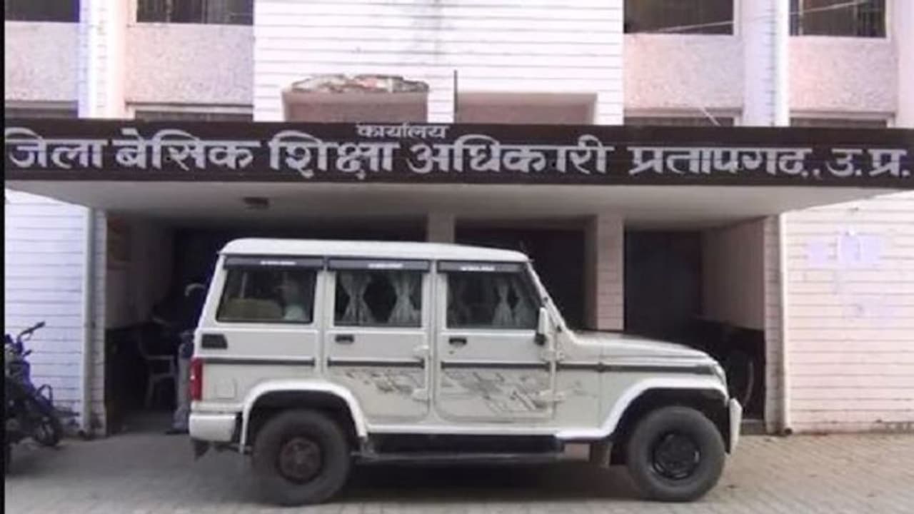 प्रतापगढ़: 9 फर्जी शिक्षिकाओं की हुई बर्खास्तगी, फर्जी प्रमाणपत्र लगाकर ली कर रही थीं नौकरी प्रतापगढ़: 9 फर्जी शिक्षिकाओं की हुई बर्खास्तगी, फर्जी प्रमाणपत्र लगाकर ली कर रही थीं नौकरी