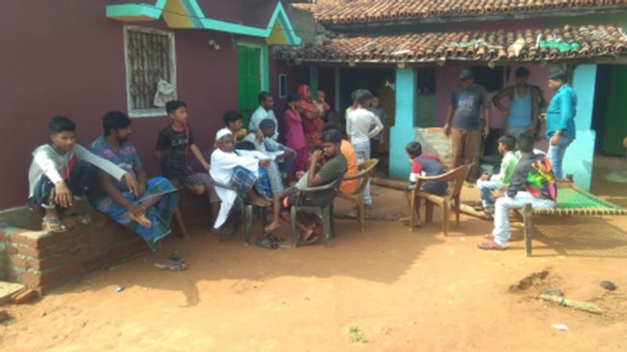 जामताड़ा में फिल्मी स्टाइल में डकैती, रात को दरवाजा खुलवाया, मना करने पर सब्बल से तोड़ अंदर घुसे जामताड़ा में फिल्मी स्टाइल में डकैती, रात को दरवाजा खुलवाया, मना करने पर सब्बल से तोड़ अंदर घुसे