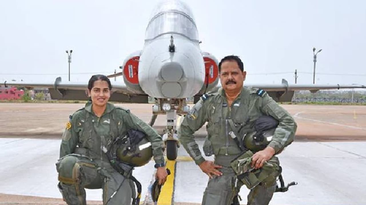 ഒരുമിച്ച് ചേർന്ന് യുദ്ധവിമാനം പറത്തി അച്ഛനും മകളും, ഇത് ചരിത്രമുഹൂർത്തം ഒരുമിച്ച് ചേർന്ന് യുദ്ധവിമാനം പറത്തി അച്ഛനും മകളും, ഇത് ചരിത്രമുഹൂർത്തം