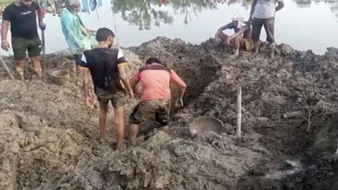 अंधविश्वास में मां ने 7 दिन बाद बेटे का दफन किया हुए शव बाहर निकलवाया, जानिए पूरा मामला अंधविश्वास में मां ने 7 दिन बाद बेटे का दफन किया हुए शव बाहर निकलवाया, जानिए पूरा मामला